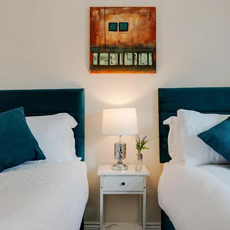 Stylish 2 Bed Flat Апартаменты
