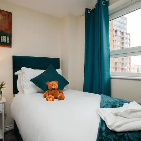 Stylish 2 Bed Flat * Манчестер