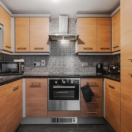 Stylish 2 Bed Flat * Манчестер