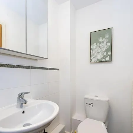 Lovely 2 Bedroom Flat With Balcony Near Centre * Manchester