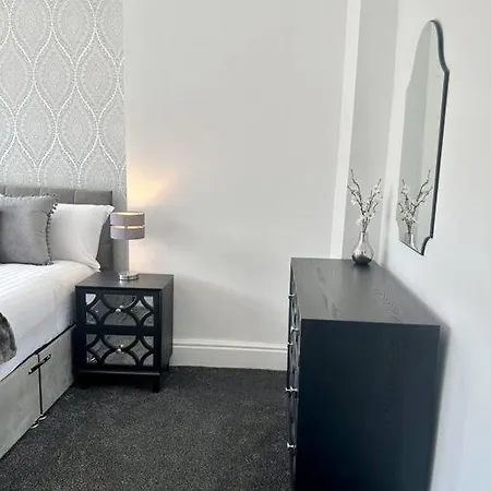 Large Five Bedroom With Parking, Sleeps 11! Holiday home *