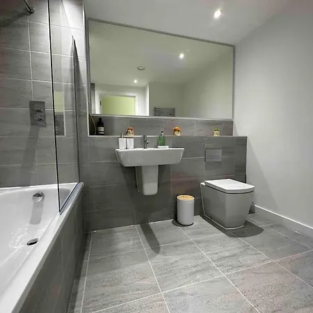 1 Bed Flat With View Of Old Trafford