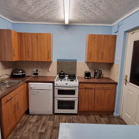 Spacious 3 Bed House - A Away From 펜션