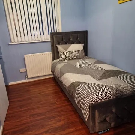 Casa de Férias Spacious 3 Bed House - A Away From Manchester
