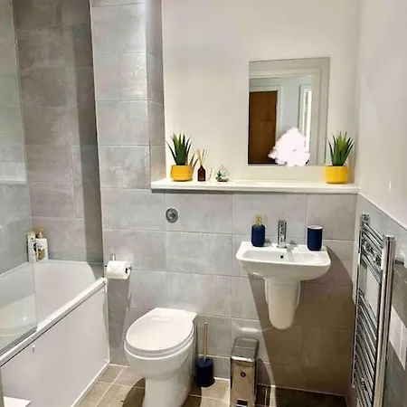 Amazing 1 Bedroom Flat With Balcony Views To The 19th Floor *