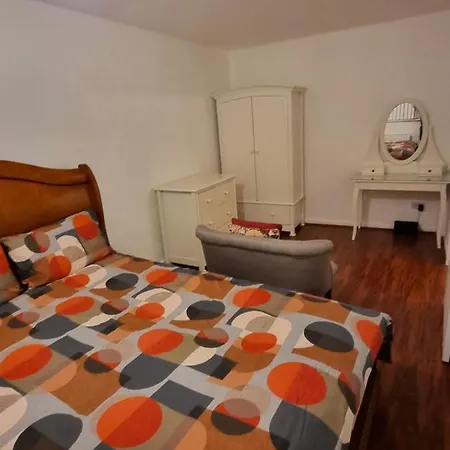 Spacious 3 Bed House - A Away From * 맨체스터