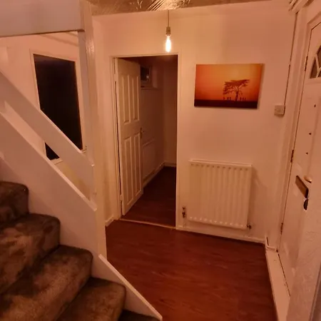 Spacious 3 Bed House - A Away From 펜션