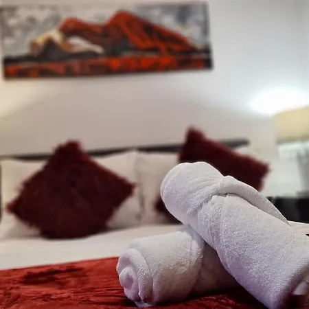 Apartment Lovely 2-bed Apt+wi-fi+parking.
