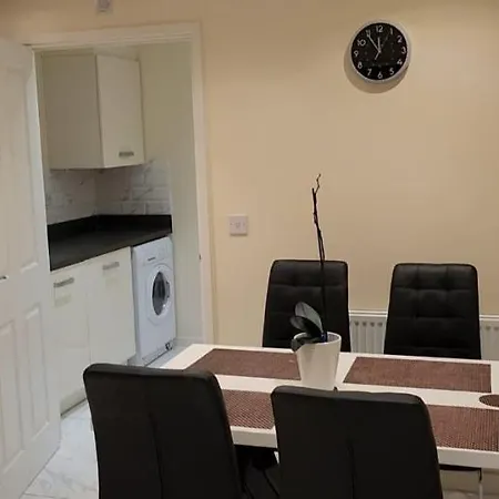 בית אירוח Fully Serviced, Comfortable In Lovely Near Apollo Concert And Etihad Stadium *