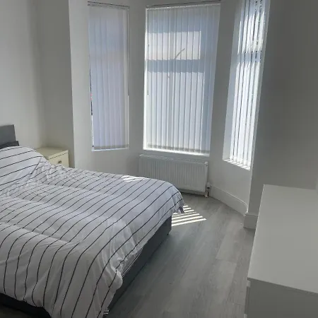 Flat 1 15 Woodland Road, M18 7hs