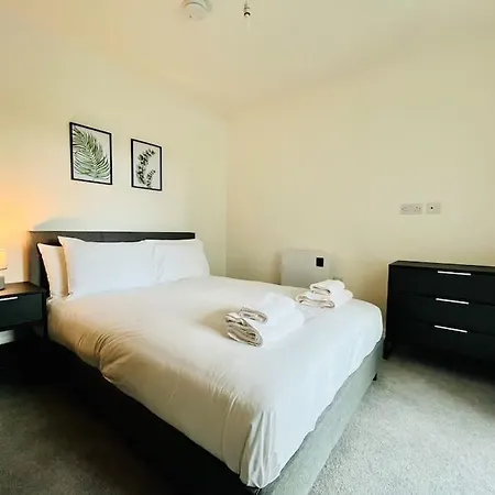 Lovely Available To Rent In Old Trafford