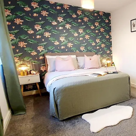 Pass The Keys Beautifully Refurbished House Close To Mcr Airport Holiday home