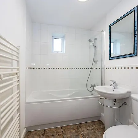 Apartment Lovely 2 Bedroom Flat With Balcony Near Centre