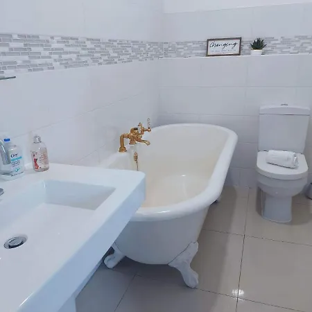 Corner House, Sleeps 8 In 4 Bedrooms, Near Train Station, Great Value! * Manchester