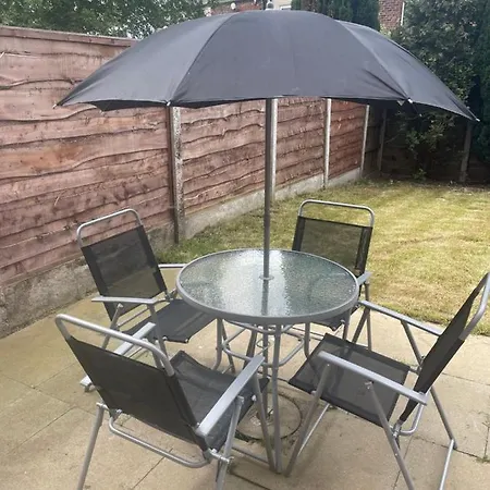 Beautiful 4 Bed Home, Sleeps 6, Driveway Parking, With Sky & Bt Sports بيت للعطل