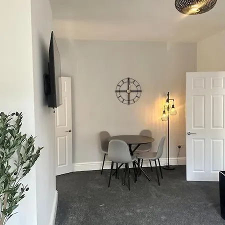 Hébergement de vacances Large Five Bedroom With Parking, Sleeps 11! *