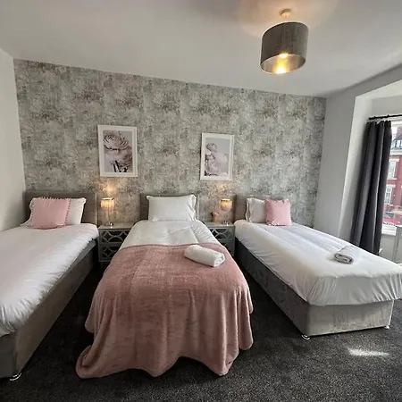 Hébergement de vacances Large Five Bedroom With Parking, Sleeps 11! *