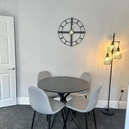 Large Five Bedroom With Parking, Sleeps 11! Holiday home