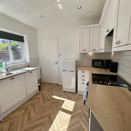 Large Five Bedroom With Parking, Sleeps 11! *