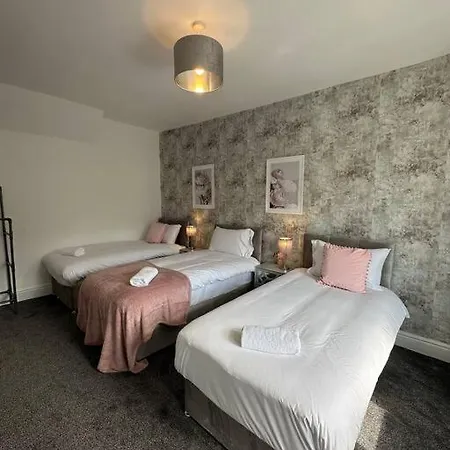 Large Five Bedroom With Parking, Sleeps 11! Holiday home *