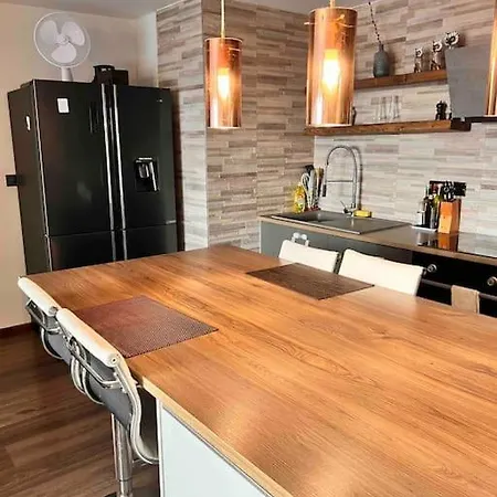 Deeluxe Apartment - Luxury 2 Bedroom Apartment Апартаменты *