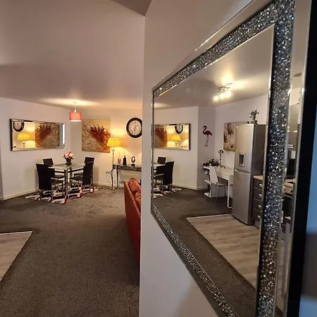 Lovely 2-bed Apt+wi-fi+parking. * Manchester