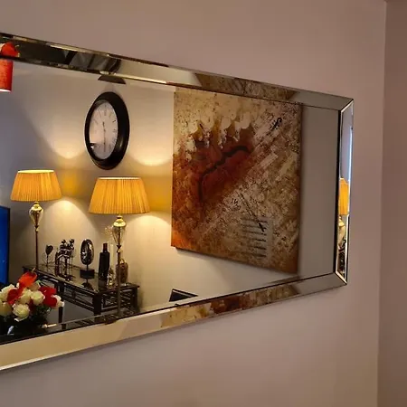 Lovely 2-bed Apt+wi-fi+parking. Apartment *