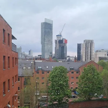 Lovely 2-bed Apt+wi-fi+parking. Manchester