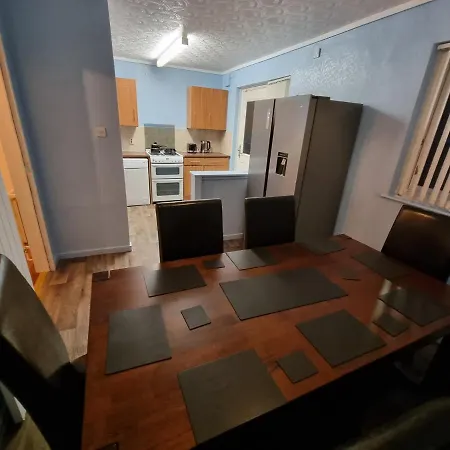 Spacious 3 Bed House - A Away From * 맨체스터