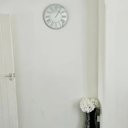 Beautiful And Homely 3 Bed House With Free Parking So Close To Man And Centre Apartment Manchester