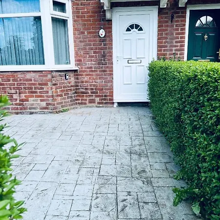 Beautiful And Homely 3 Bed House With Free Parking So Close To Man And Centre