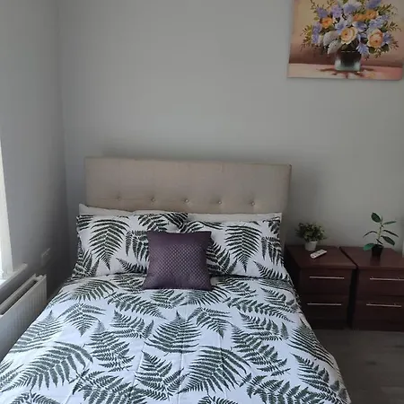 Newly Refurbished 2- Bed Stylish *