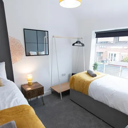Audenshaw 3-Bedroom House With Private Parking 度假居