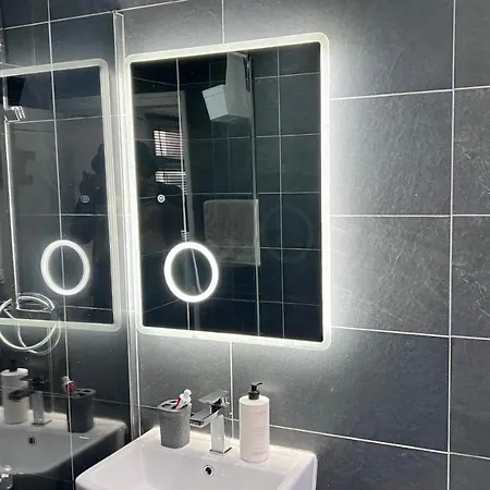 Апартаменты Large 4 Bedroom Townhouse With Free Parking Near Mcr Center *