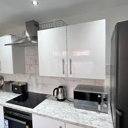 Large 4 Bedroom Townhouse With Free Parking Near Mcr Center