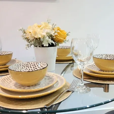 아파트 Balcony-view With Free And Secured Parking