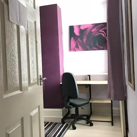 Private King En-suite Bedroom Close To Mediacityuk/old Trafford Homestay *