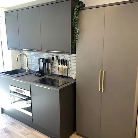 Апартаменты Lux Private Entrance 1 Bed - Free Parking - Ideal For Coop Live, Mcr Centre, Salford Royal Hospital & Buile Hill Mansion Wedding Venue *
