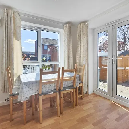 Holiday home The Metcombe - With Free Parking - 10 Minutes Walk To Coop Live Arena & Etihad Stadium