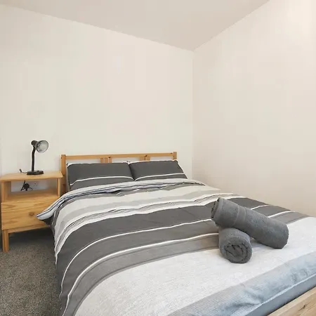 Holiday home The Metcombe - With Free Parking 10 Minutes Walk To Etihad Stadium & Coop Live Arena