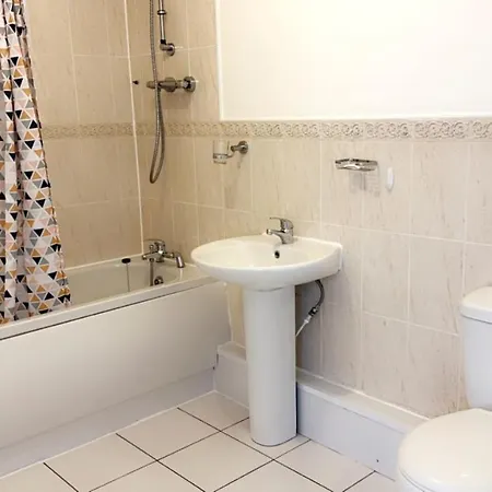 2 Bedroom With Free Parking Wi-fi, Very Close To Ao Arena & Centre