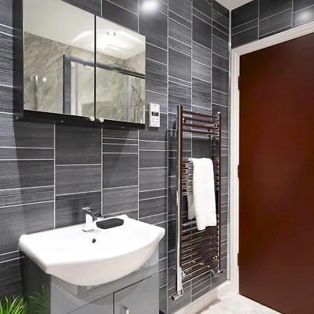 Pass The Keys Stylish 2 Bed Ground Floor Flat In Gated Community Apartment *