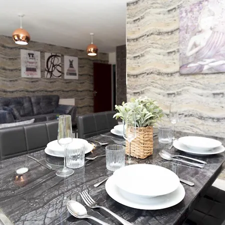 Pass The Keys Stylish 2 Bed Ground Floor Flat In Gated Community Apartment Manchester