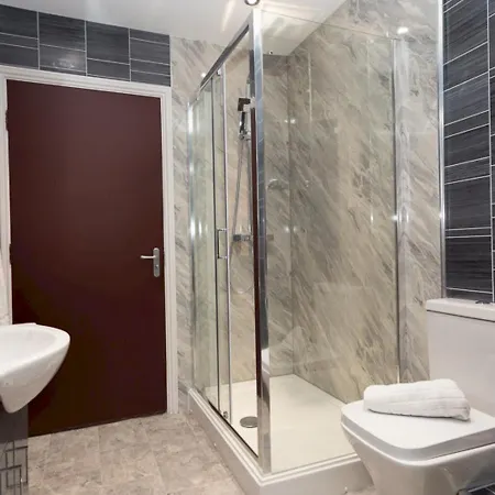 Pass The Keys Stylish 2 Bed Ground Floor Flat In Gated Community Manchester