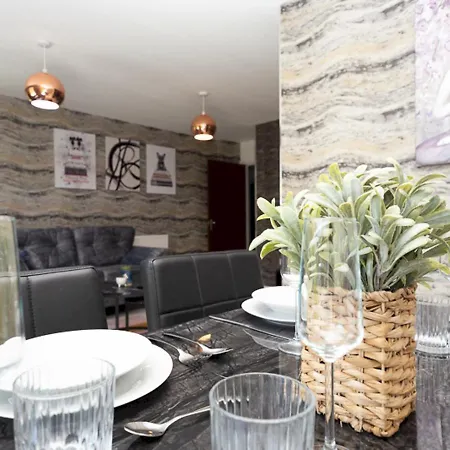 Pass The Keys Stylish 2 Bed Ground Floor Flat In Gated Community *