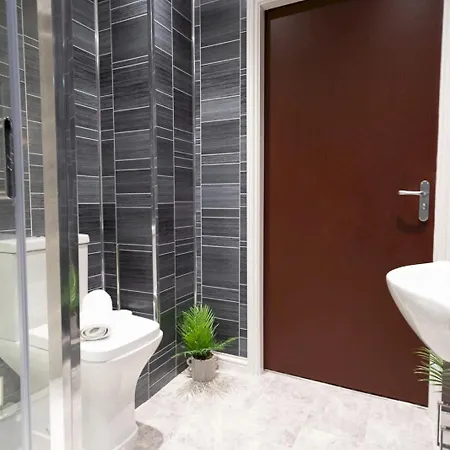Pass The Keys Stylish 2 Bed Ground Floor Flat In Gated Community Manchester