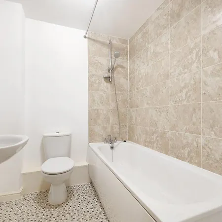The Metcombe - With Free Parking 10 Minutes Walk To Etihad Stadium & Coop Live Arena Holiday home