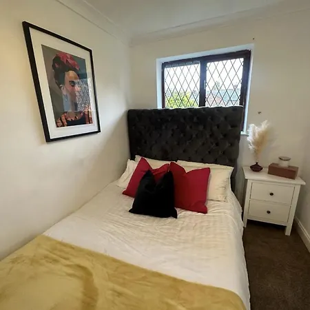 Impeccable 2-bed House Next To Old Trafford 맨체스터