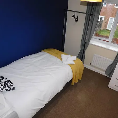 Amila House Manchester, Modern, Spacious, Sleeps 9 With Parking Сasa de vacaciones Mánchester