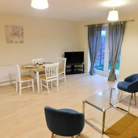 Amila House Manchester, Modern, Spacious, Sleeps 9 With Parking *